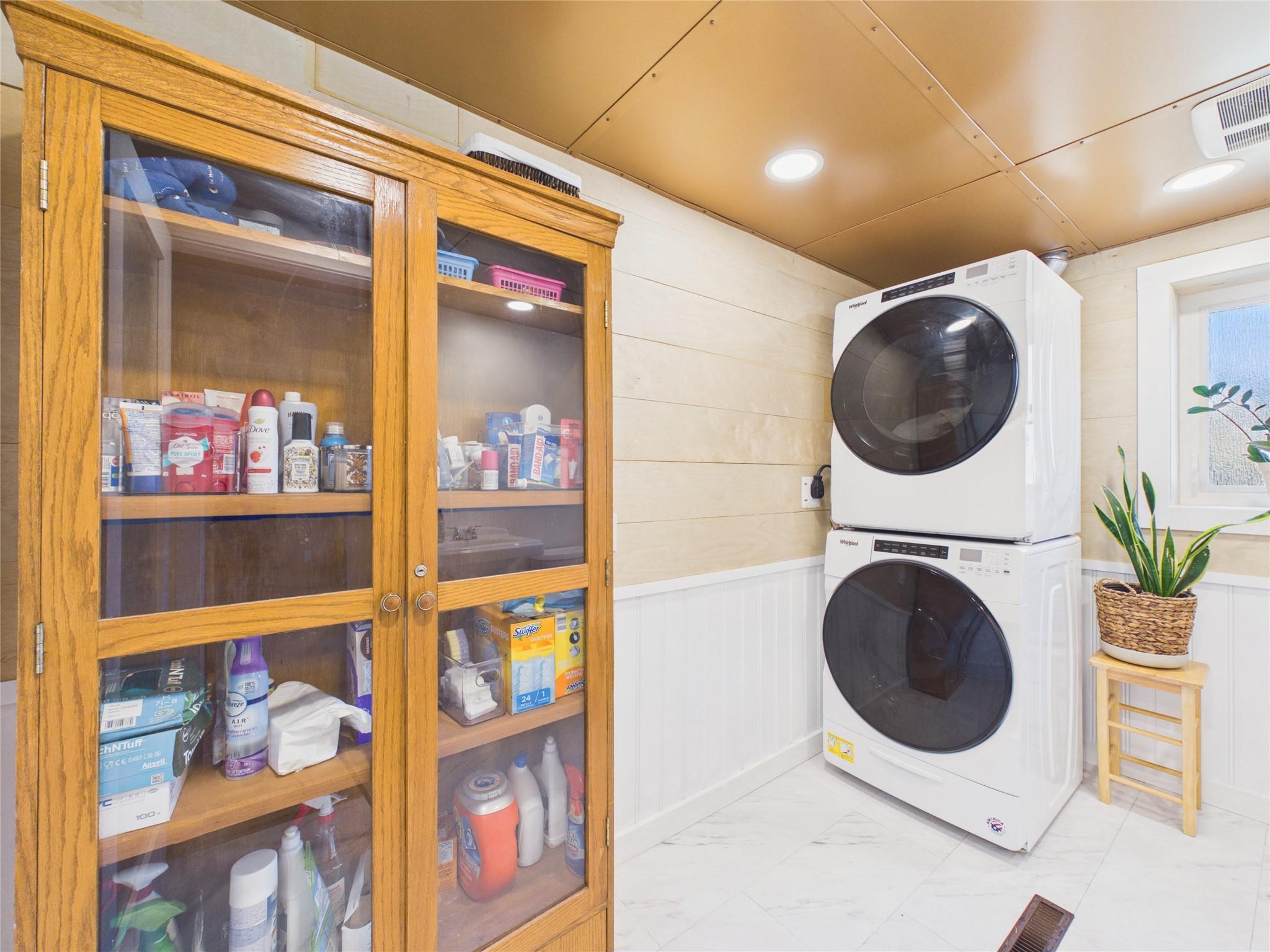 912 8Th Street, Cranbrook, BC - Indoor Photo Showing Laundry Room