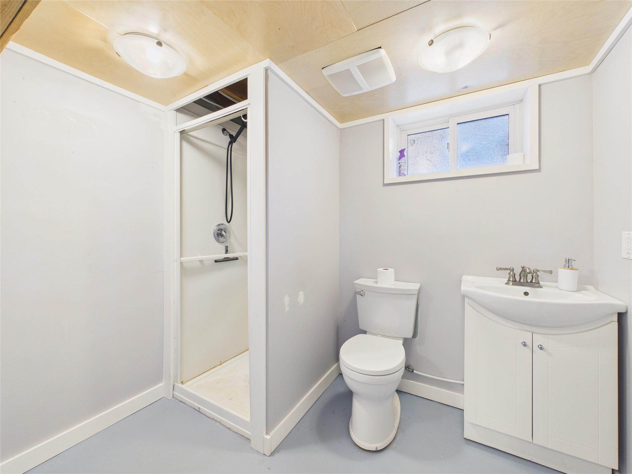 912 8Th Street, Cranbrook, BC - Indoor Photo Showing Bathroom