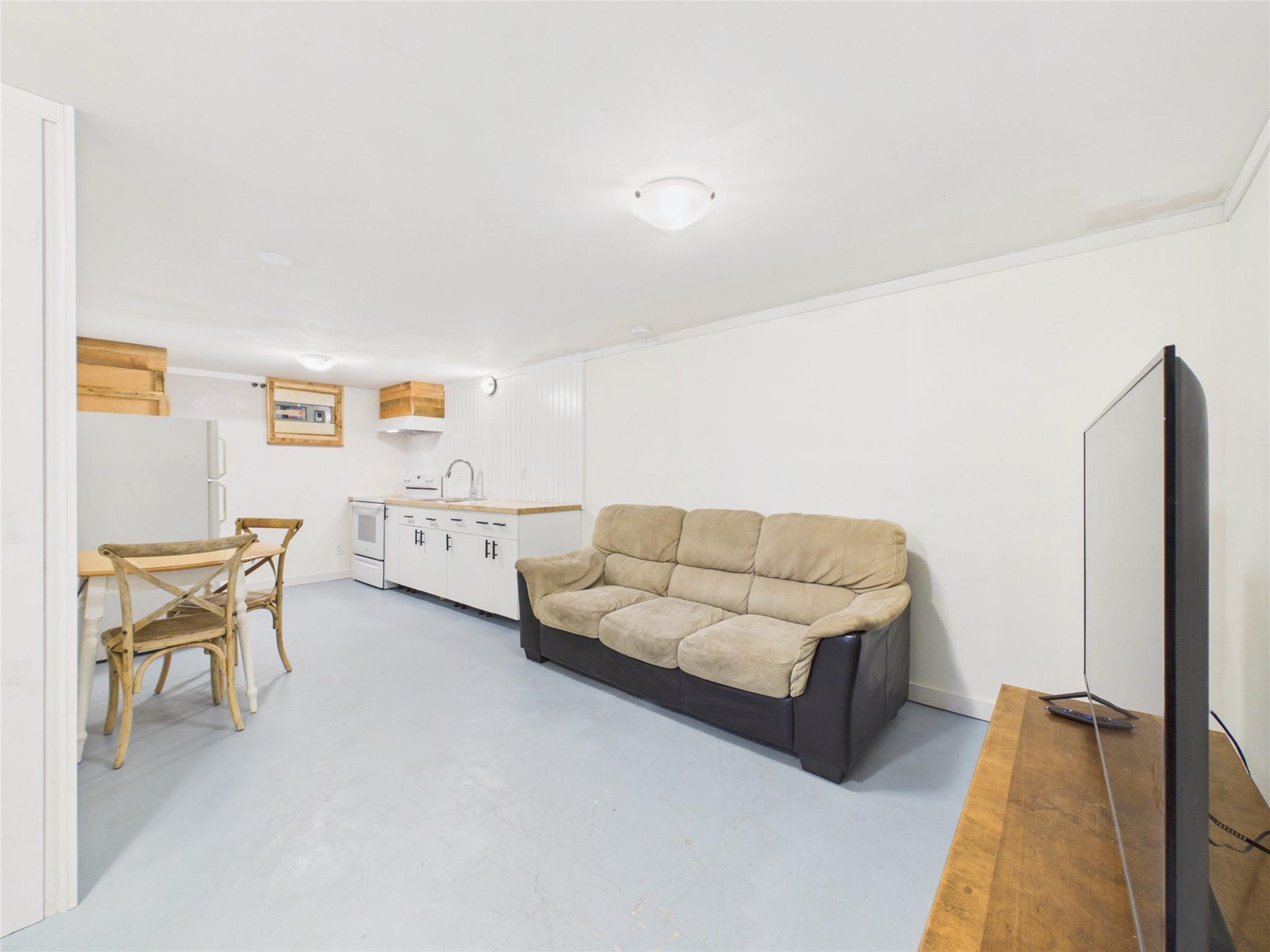 912 8Th Street, Cranbrook, BC - Indoor