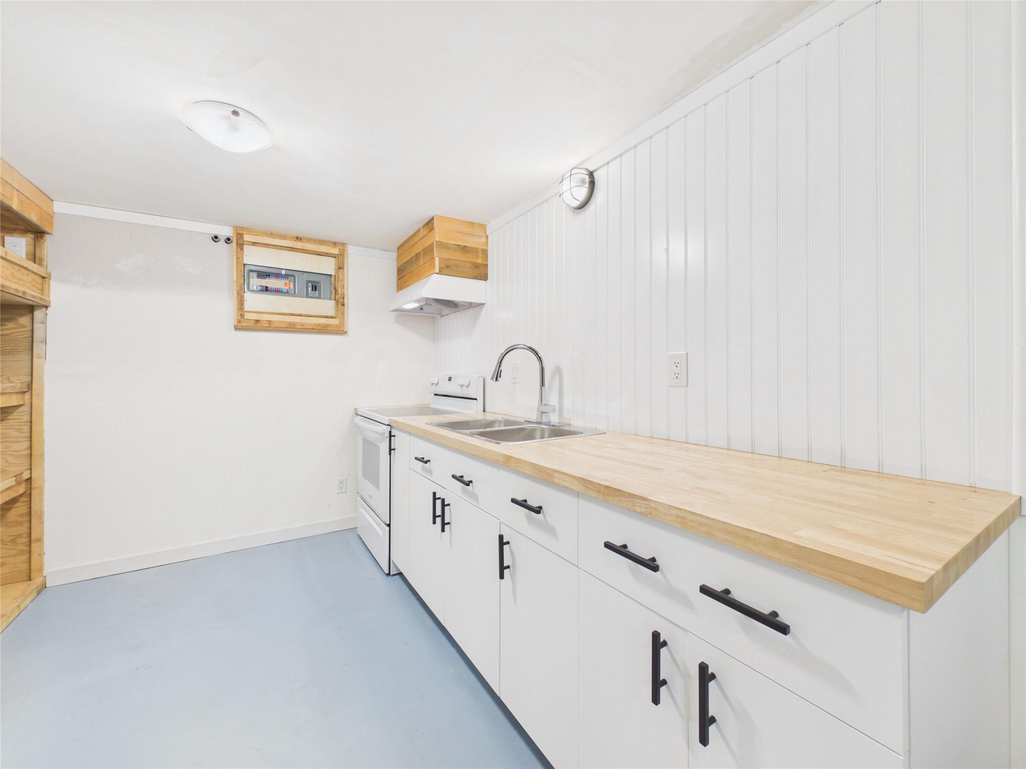 912 8Th Street, Cranbrook, BC - Indoor Photo Showing Kitchen With Double Sink