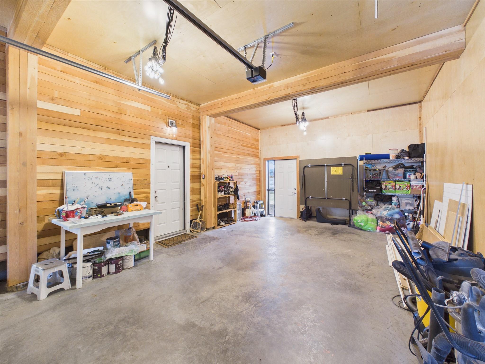 912 8Th Street, Cranbrook, BC - Indoor Photo Showing Garage