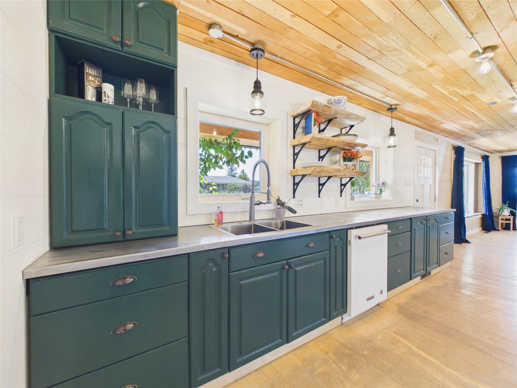 912 8Th Street, Cranbrook, BC - Indoor Photo Showing Kitchen With Double Sink