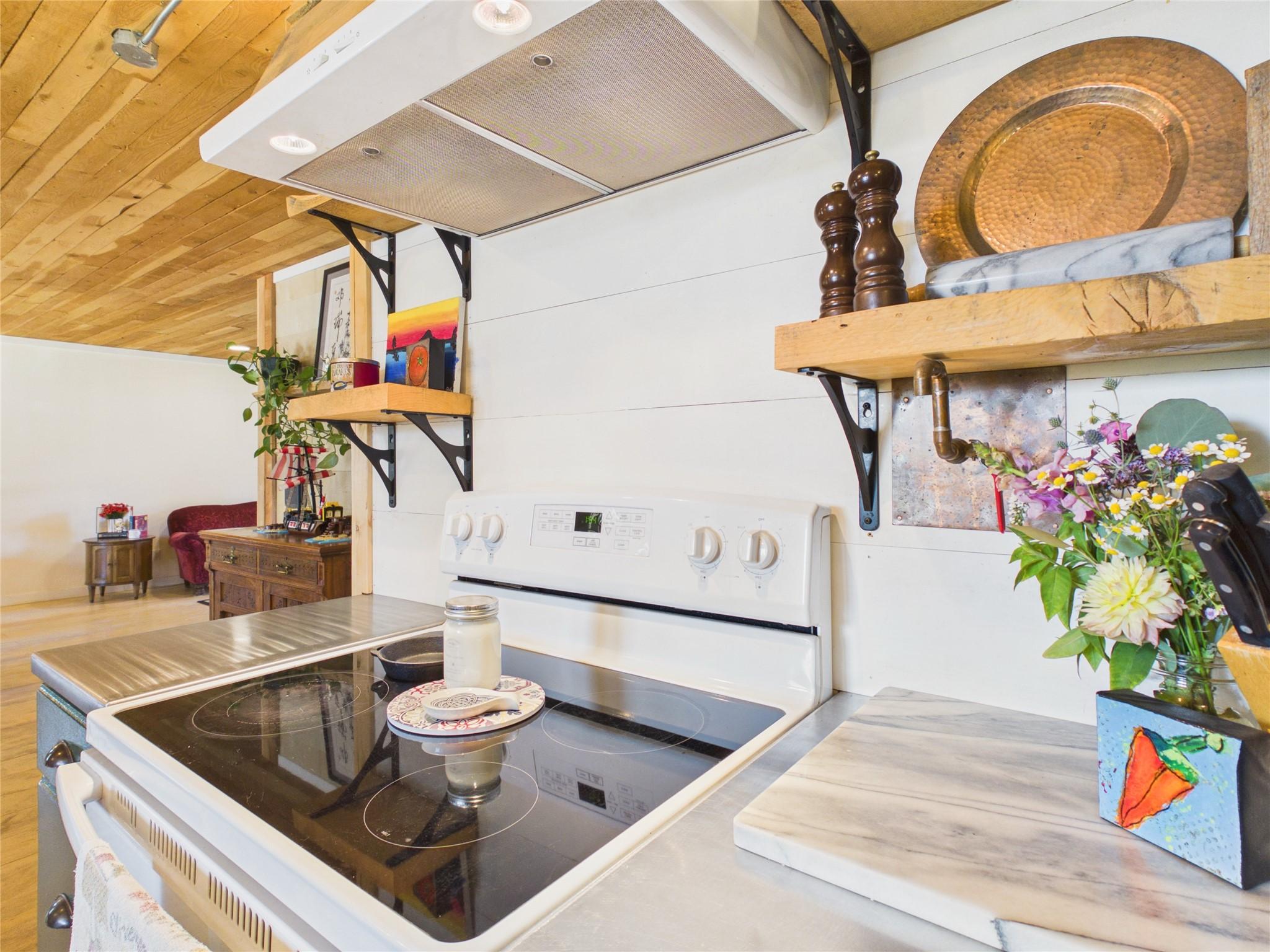 912 8Th Street, Cranbrook, BC - Indoor Photo Showing Kitchen