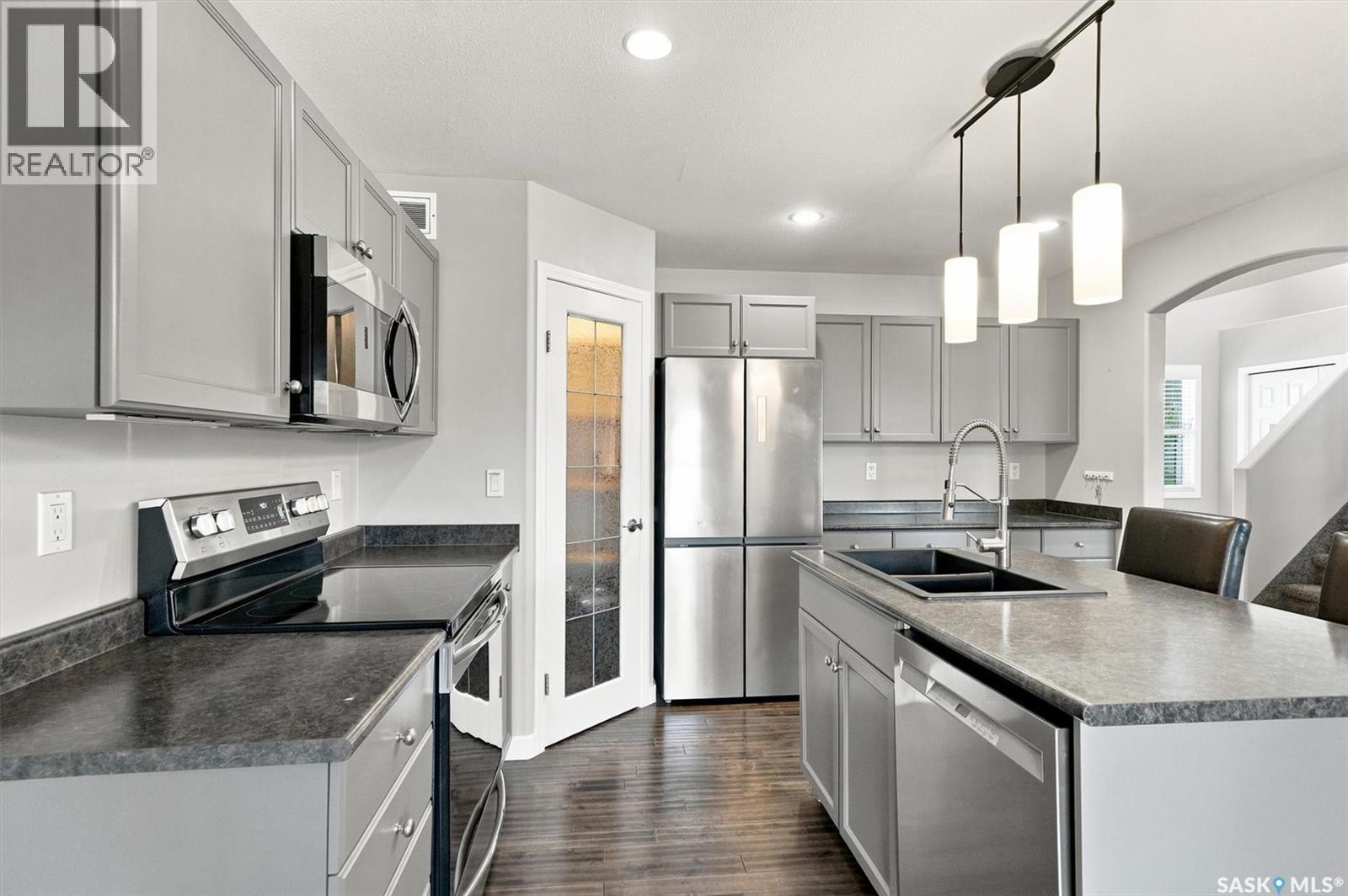 911 Maguire Crescent, Saskatoon, SK - Indoor Photo Showing Kitchen With Double Sink With Upgraded Kitchen