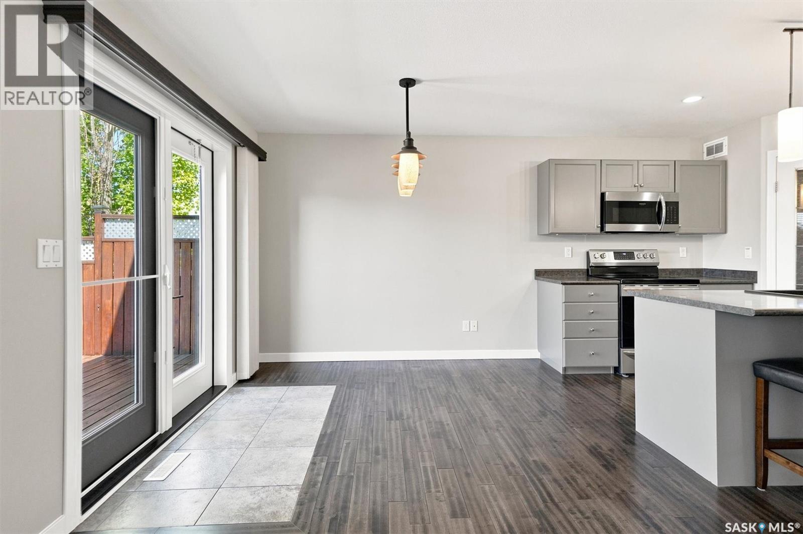 911 Maguire Crescent, Saskatoon, SK - Indoor Photo Showing Kitchen