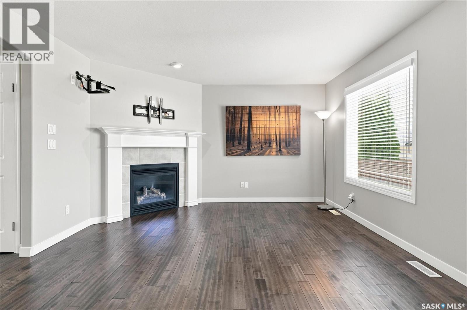 911 Maguire Crescent, Saskatoon, SK - Indoor Photo Showing Living Room With Fireplace