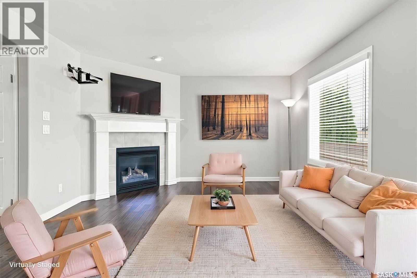 911 Maguire Crescent, Saskatoon, SK - Indoor Photo Showing Living Room With Fireplace