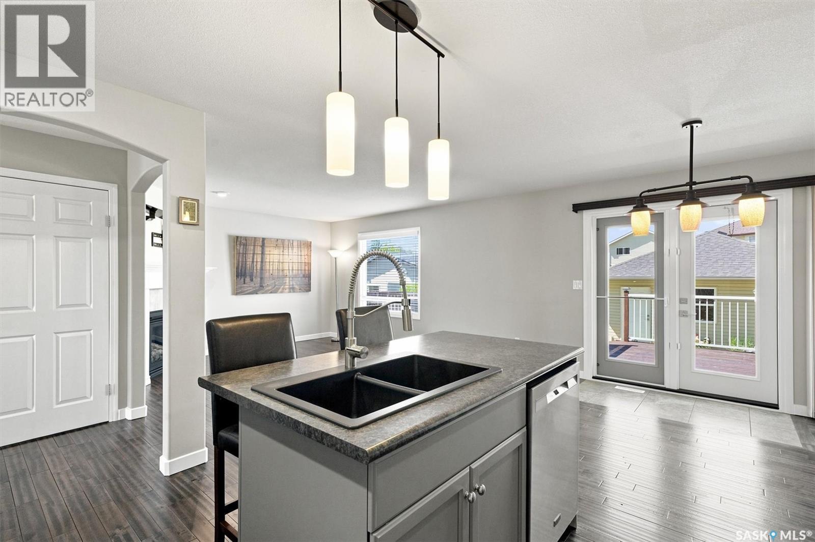 911 Maguire Crescent, Saskatoon, SK - Indoor Photo Showing Kitchen With Double Sink