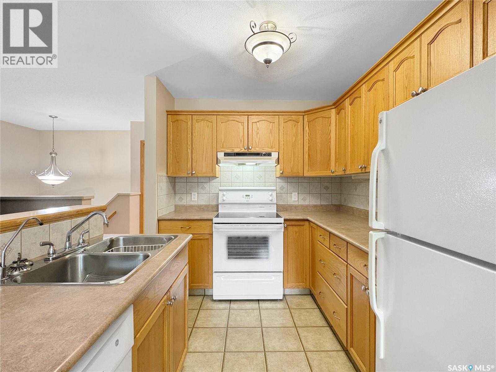 Unit 5 2321 Kildeer Drive, North Battleford, SK - Indoor Photo Showing Kitchen With Double Sink