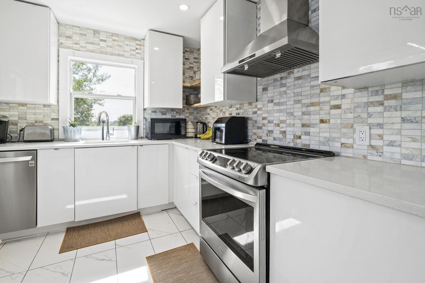 2 Hilltop Terrace, Dartmouth, NS - Indoor Photo Showing Kitchen