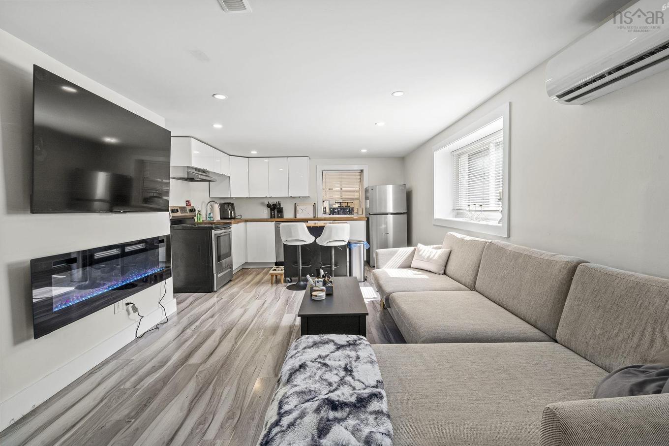 2 Hilltop Terrace, Dartmouth, NS - Indoor Photo Showing Living Room
