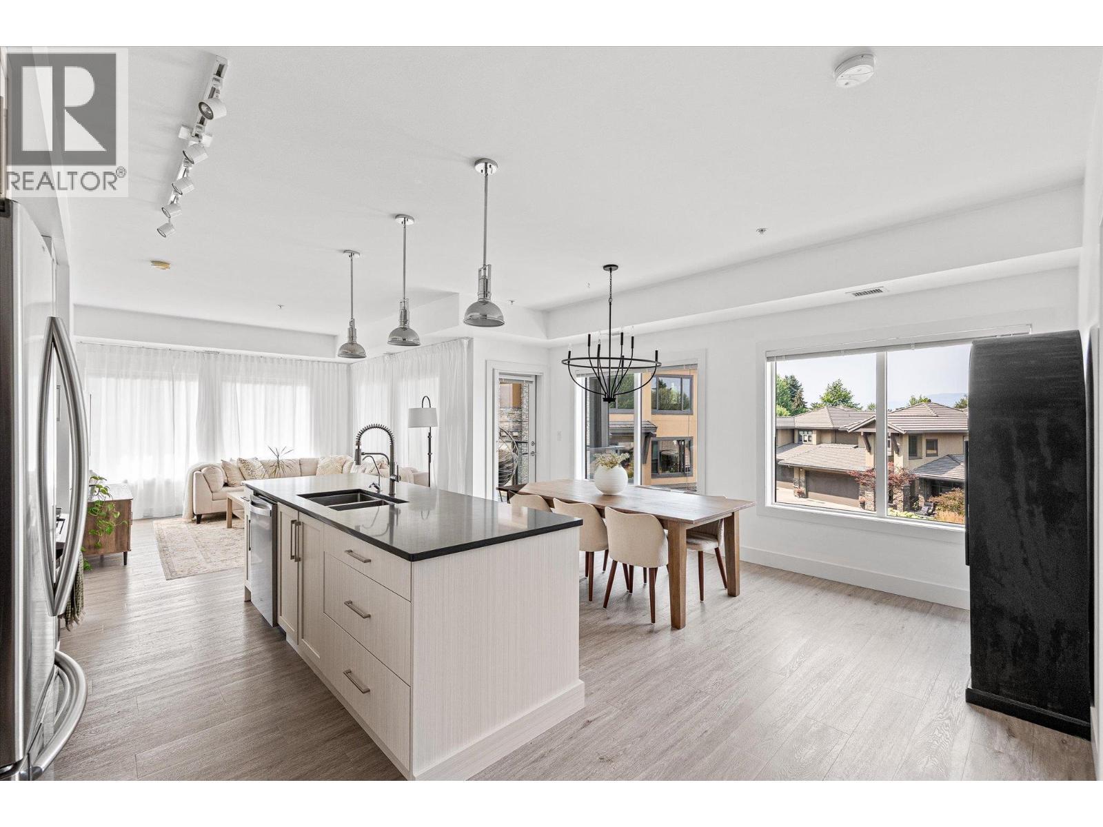 4380 Lakeshore Road Unit# 206, Kelowna, BC - Indoor Photo Showing Kitchen With Double Sink With Upgraded Kitchen