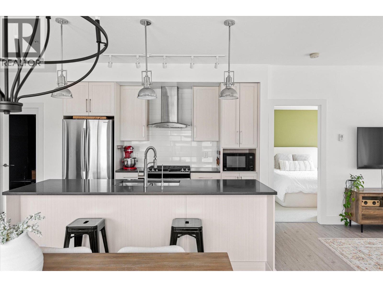 4380 Lakeshore Road Unit# 206, Kelowna, BC - Indoor Photo Showing Kitchen With Upgraded Kitchen