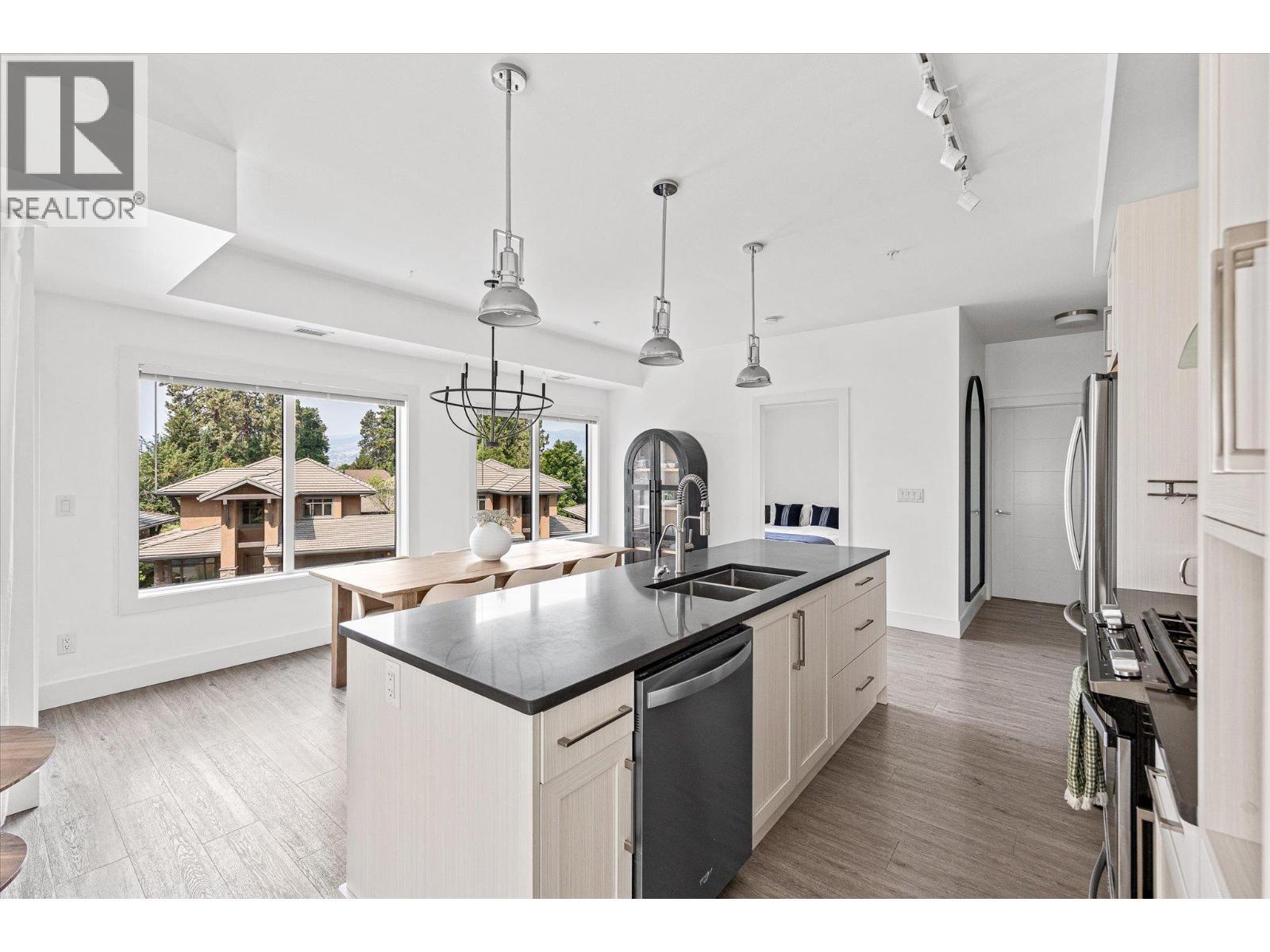 4380 Lakeshore Road Unit# 206, Kelowna, BC - Indoor Photo Showing Kitchen With Double Sink With Upgraded Kitchen