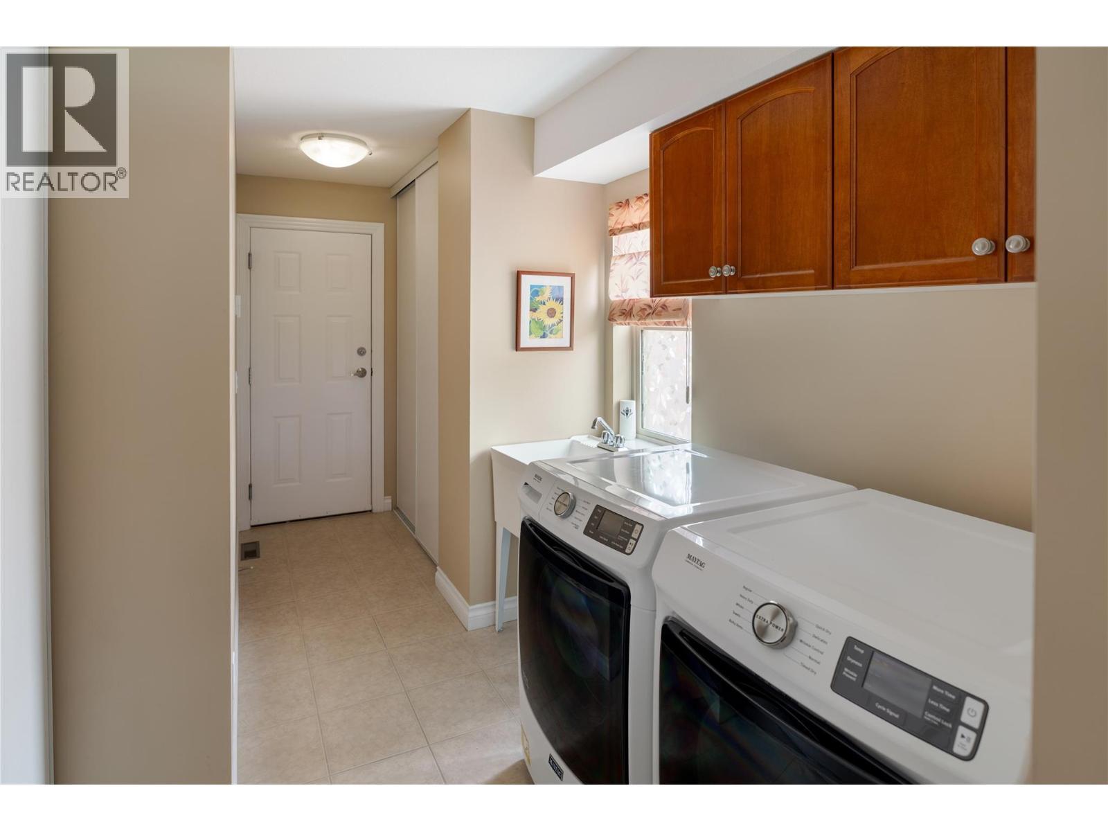2455 Quail Ridge Boulevard Unit# 111, Kelowna, BC - Indoor Photo Showing Laundry Room