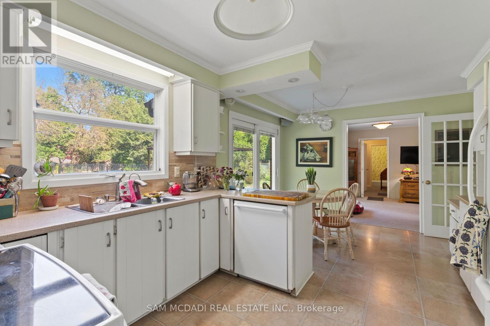 865 Meadow Wood Road, Mississauga, ON - Indoor Photo Showing Kitchen With Double Sink