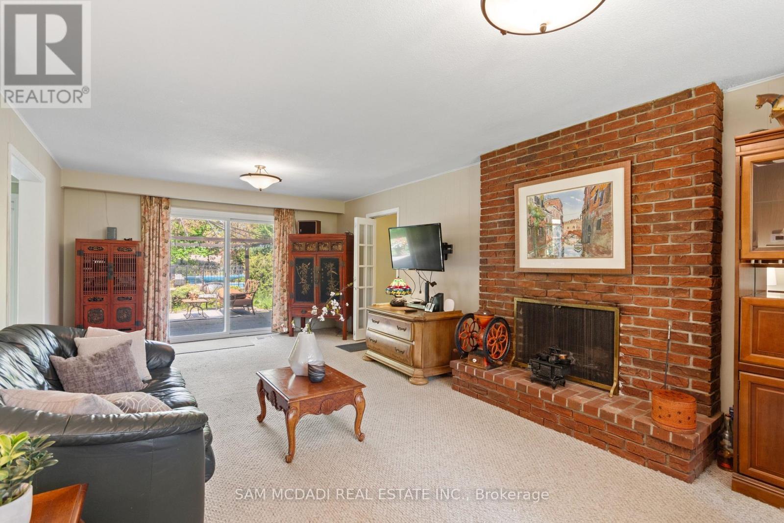 865 Meadow Wood Road, Mississauga, ON - Indoor Photo Showing Living Room With Fireplace