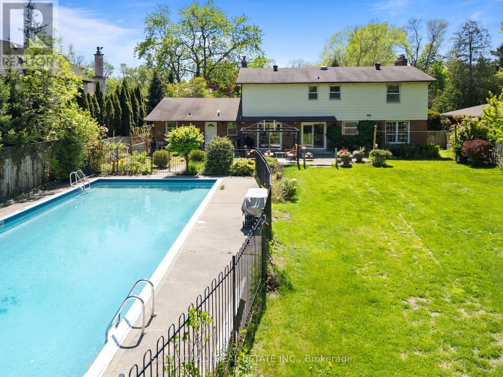 865 Meadow Wood Road, Mississauga, ON - Outdoor With In Ground Pool
