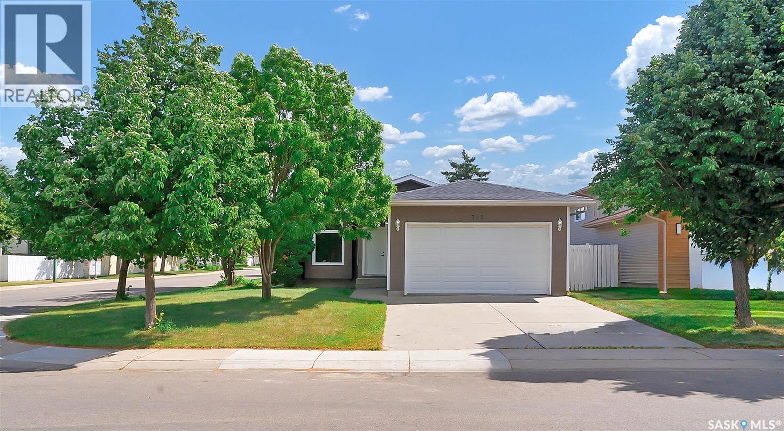 303 Haslam Crescent, Saskatoon, SK - Outdoor