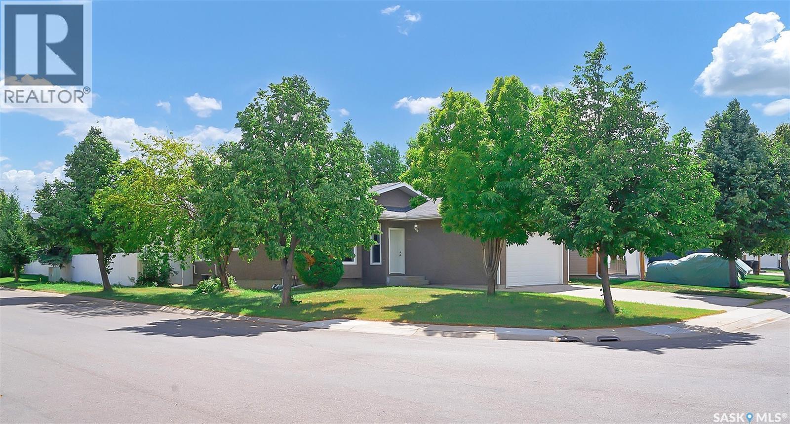 303 Haslam Crescent, Saskatoon, SK - Outdoor