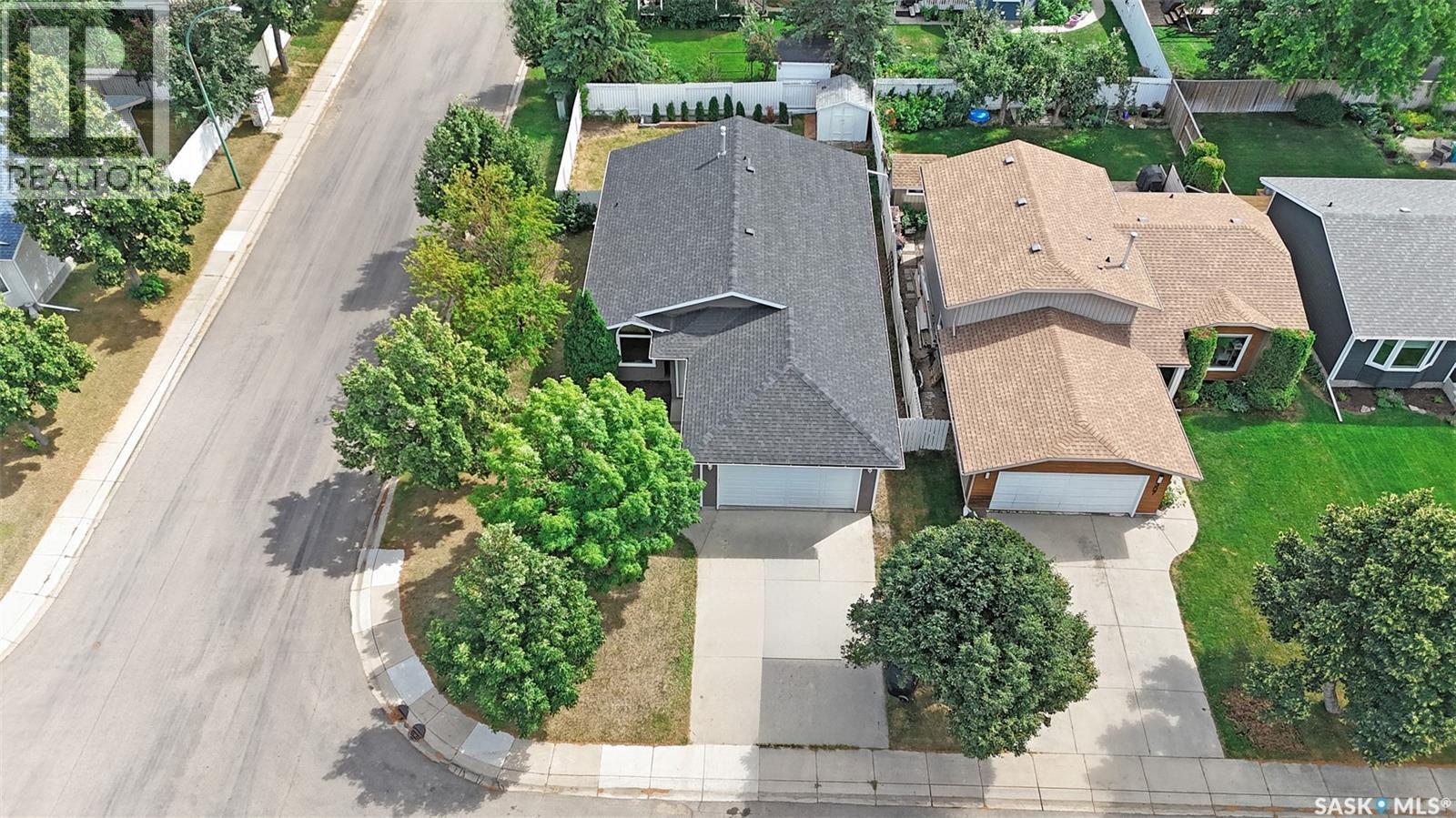 303 Haslam Crescent, Saskatoon, SK - Outdoor
