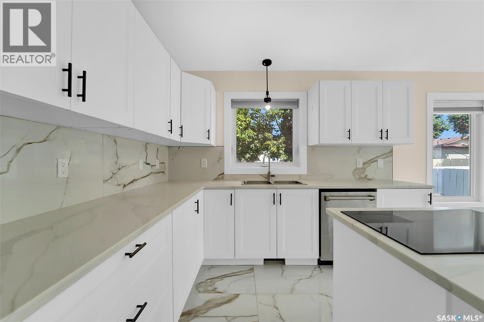 303 Haslam Crescent, Saskatoon, SK - Indoor Photo Showing Kitchen