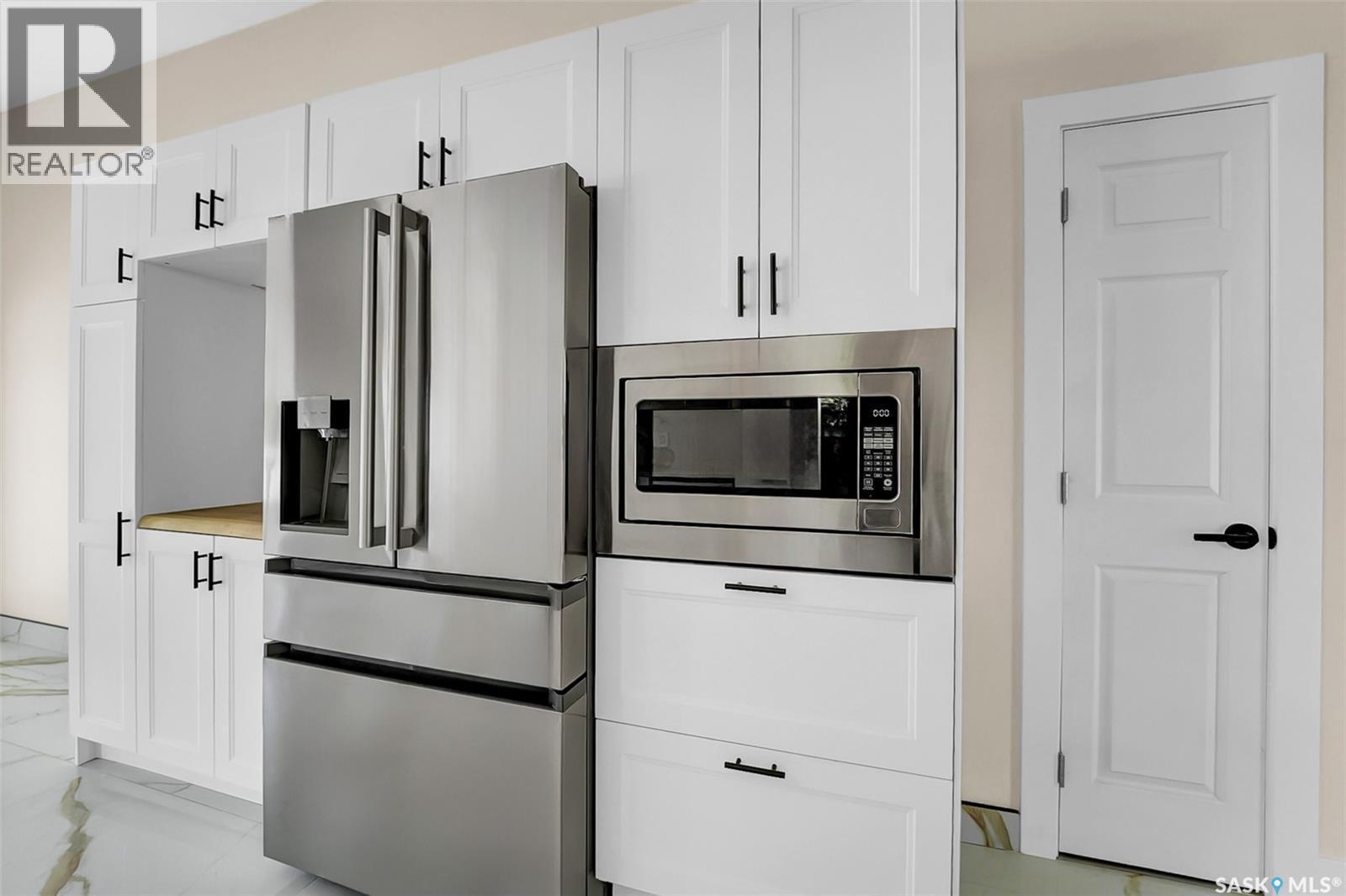 303 Haslam Crescent, Saskatoon, SK - Indoor Photo Showing Kitchen With Stainless Steel Kitchen