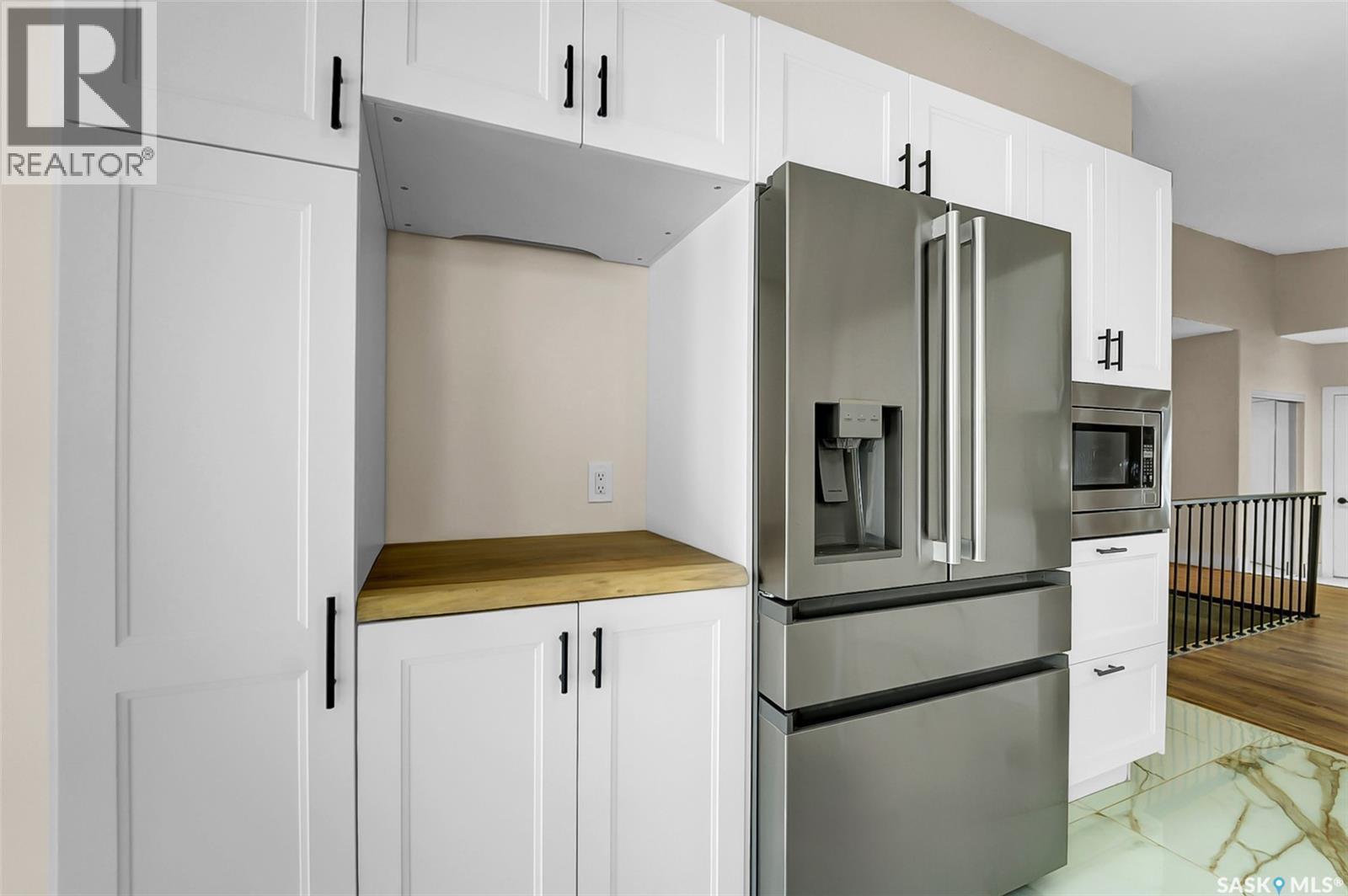 303 Haslam Crescent, Saskatoon, SK - Indoor Photo Showing Kitchen With Stainless Steel Kitchen