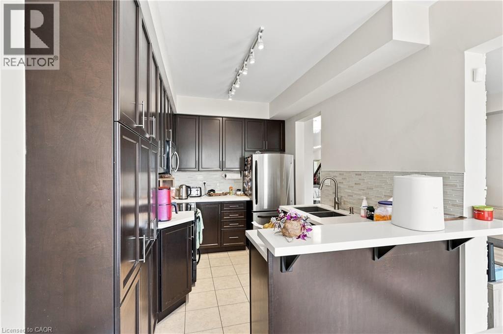 1050 Ryckman Common, Burlington, ON - Indoor Photo Showing Kitchen With Double Sink