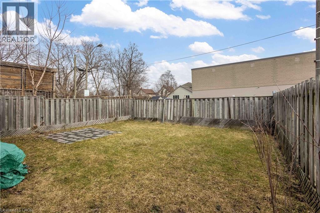 View of fenced backyard - 8 Brantdale Avenue, Hamilton, ON - Outdoor