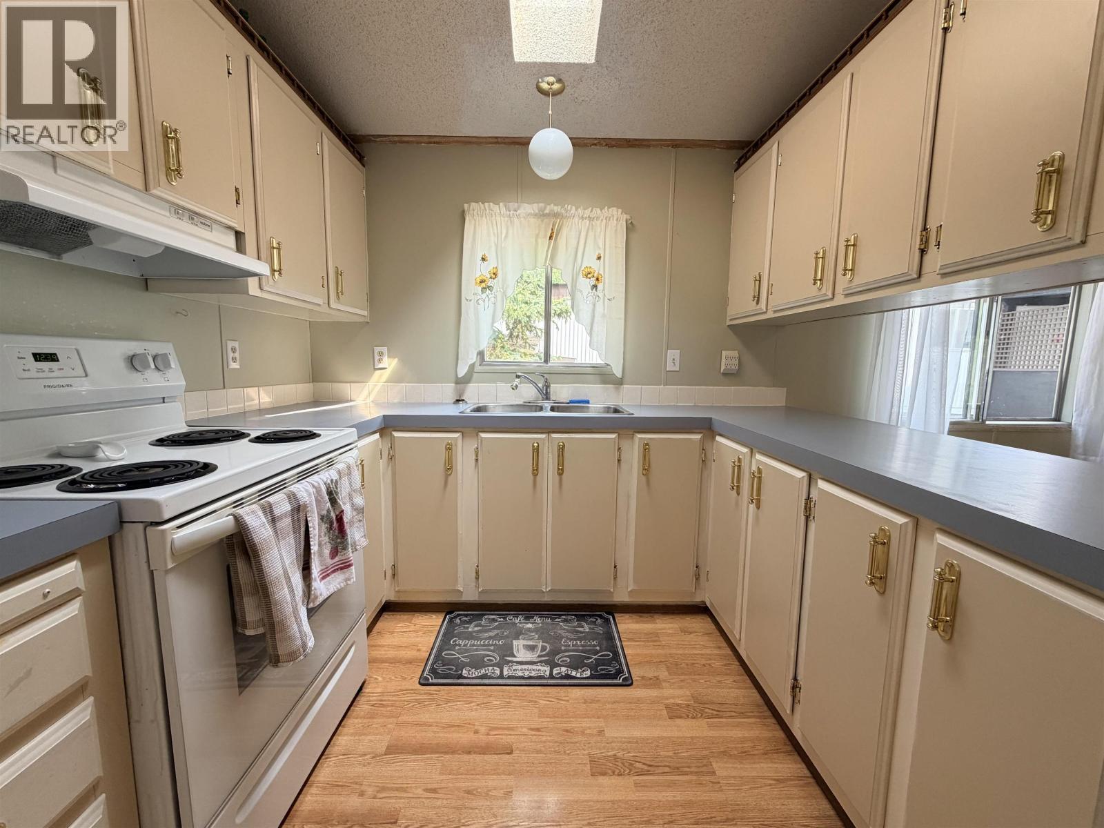 10 2155 Commodore Crescent, Williams Lake, BC - Indoor Photo Showing Kitchen With Double Sink