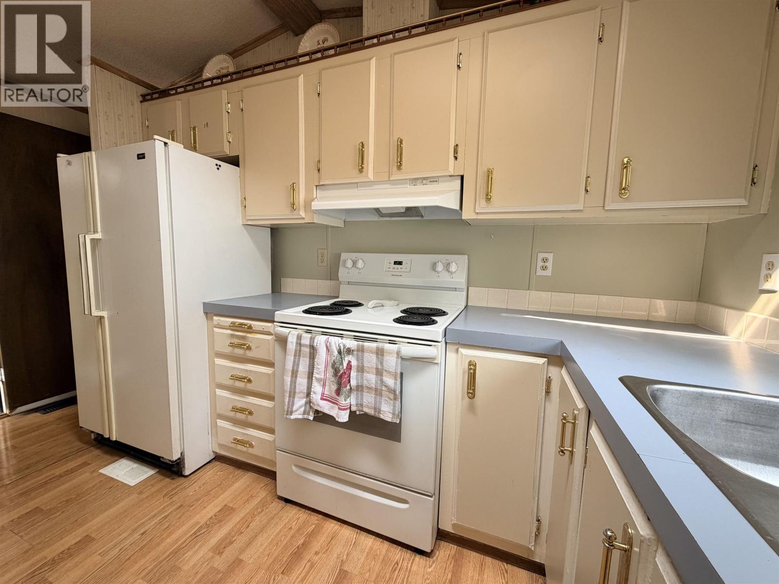 10 2155 Commodore Crescent, Williams Lake, BC - Indoor Photo Showing Kitchen