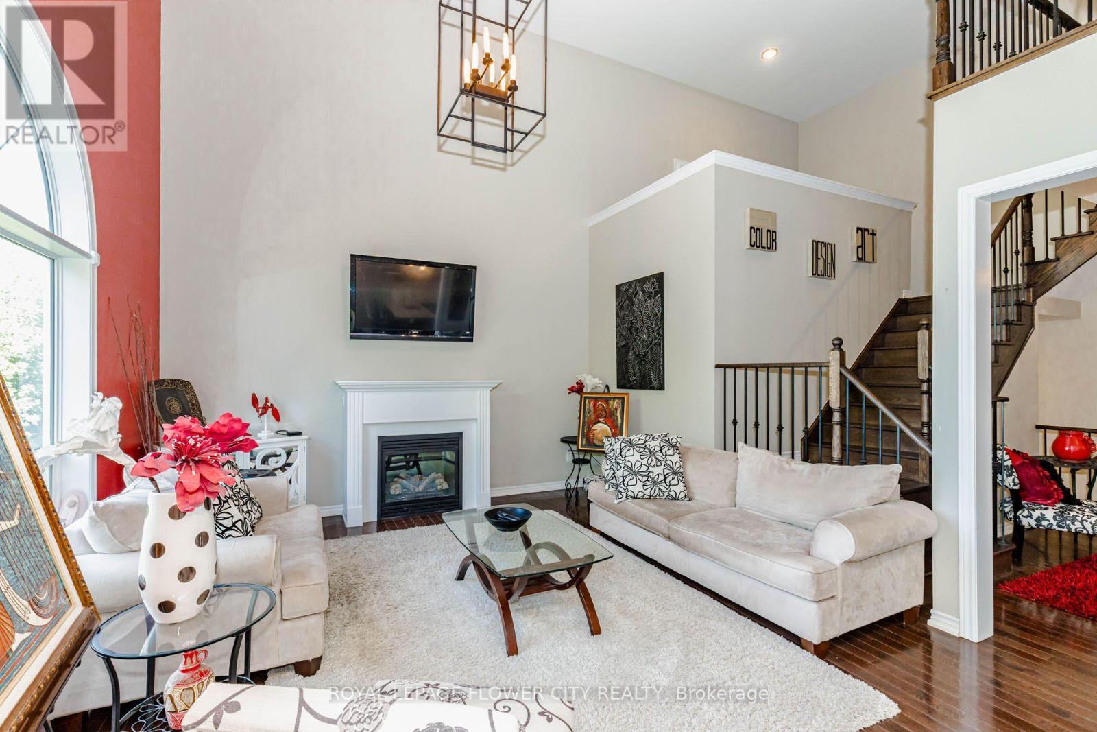 944 O'Reilly Crescent, Shelburne, ON - Indoor Photo Showing Living Room With Fireplace