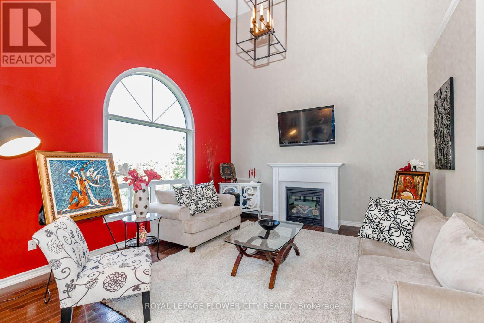 944 O'Reilly Crescent, Shelburne, ON - Indoor Photo Showing Living Room With Fireplace