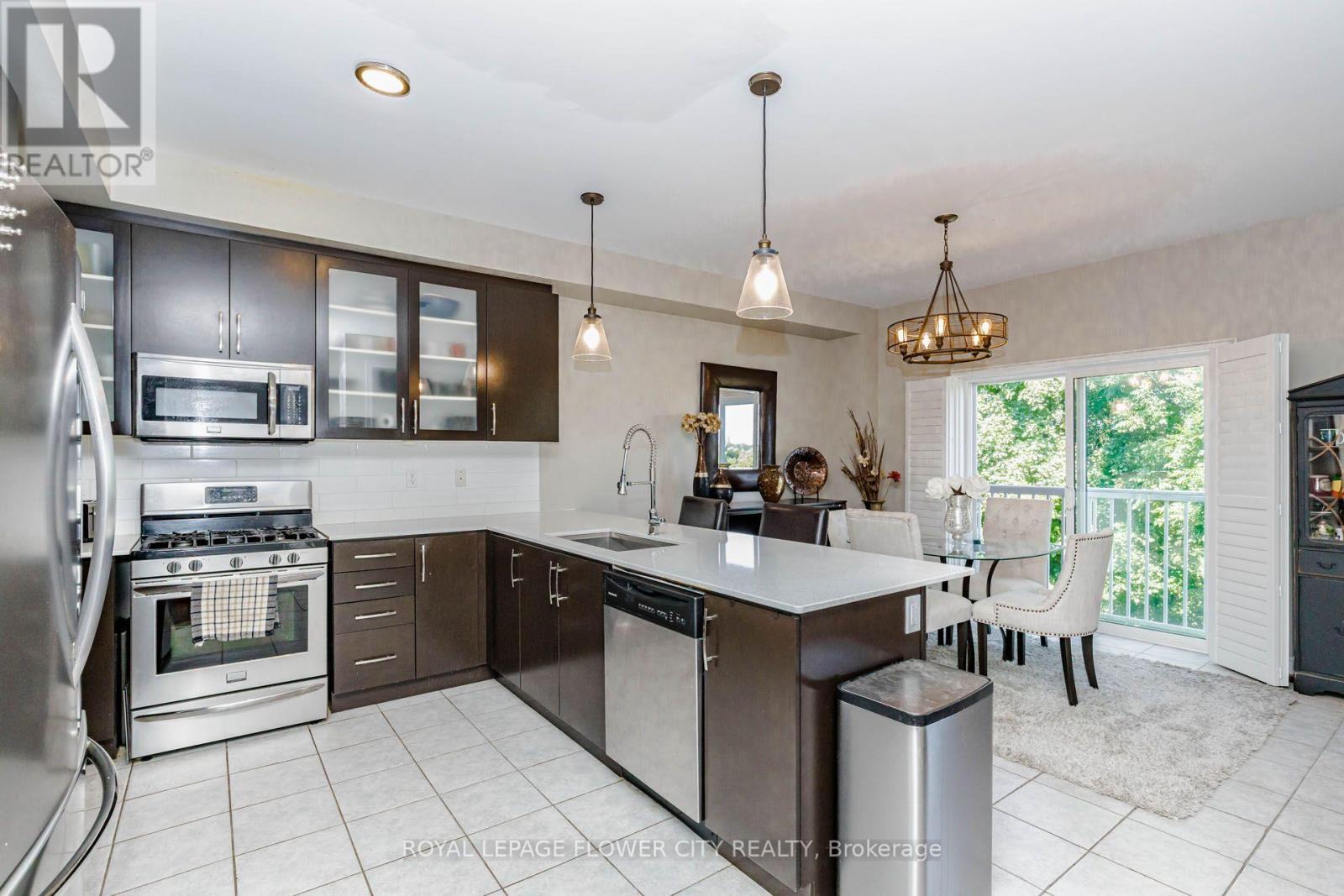 944 O'Reilly Crescent, Shelburne, ON - Indoor Photo Showing Kitchen With Stainless Steel Kitchen With Upgraded Kitchen
