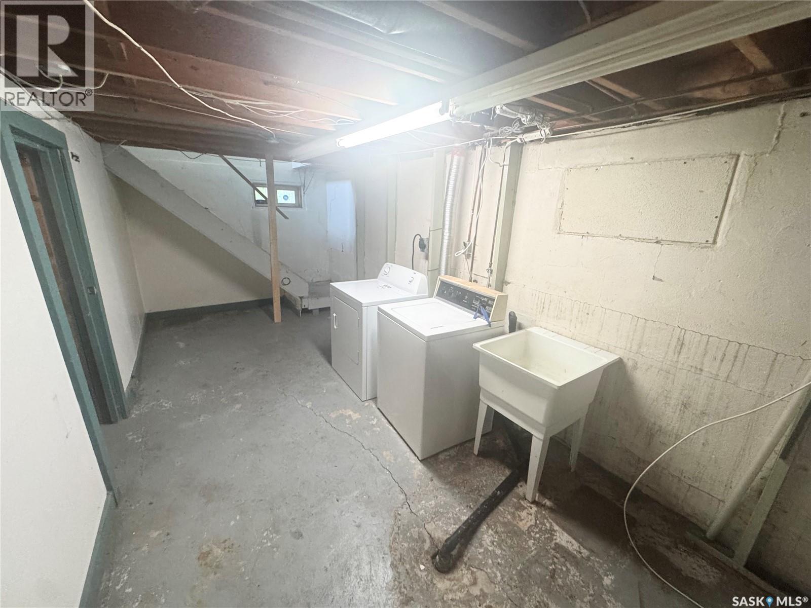 755 Cameron Street, Regina, SK - Indoor Photo Showing Laundry Room