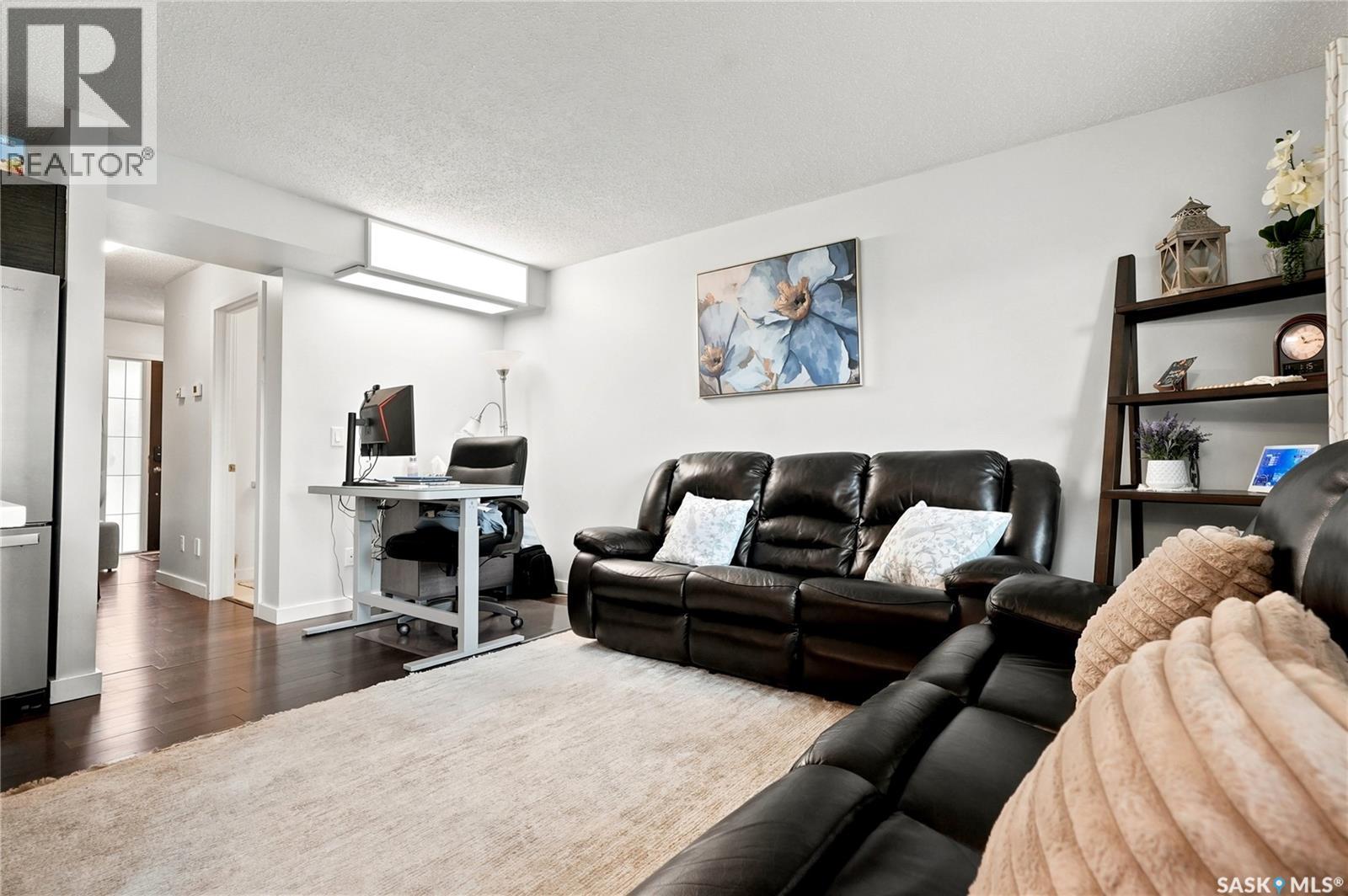 102 410 Ledingham Way, Saskatoon, SK - Indoor Photo Showing Living Room
