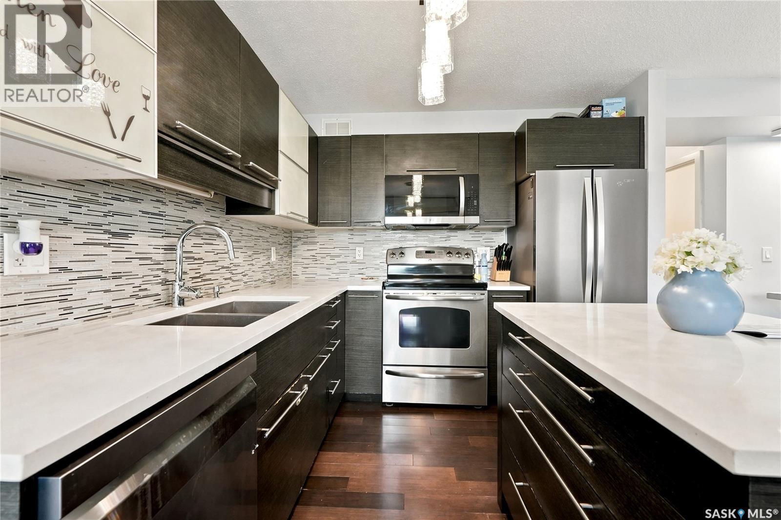 102 410 Ledingham Way, Saskatoon, SK - Indoor Photo Showing Kitchen With Double Sink With Upgraded Kitchen