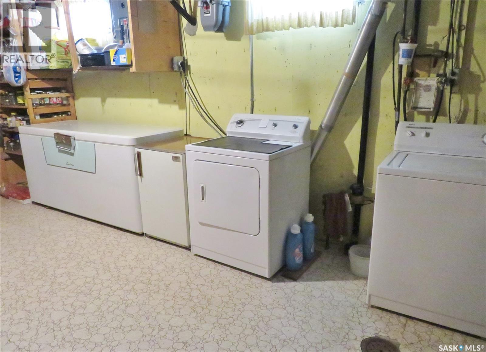 639 Acadia Drive, Saskatoon, SK - Indoor Photo Showing Laundry Room