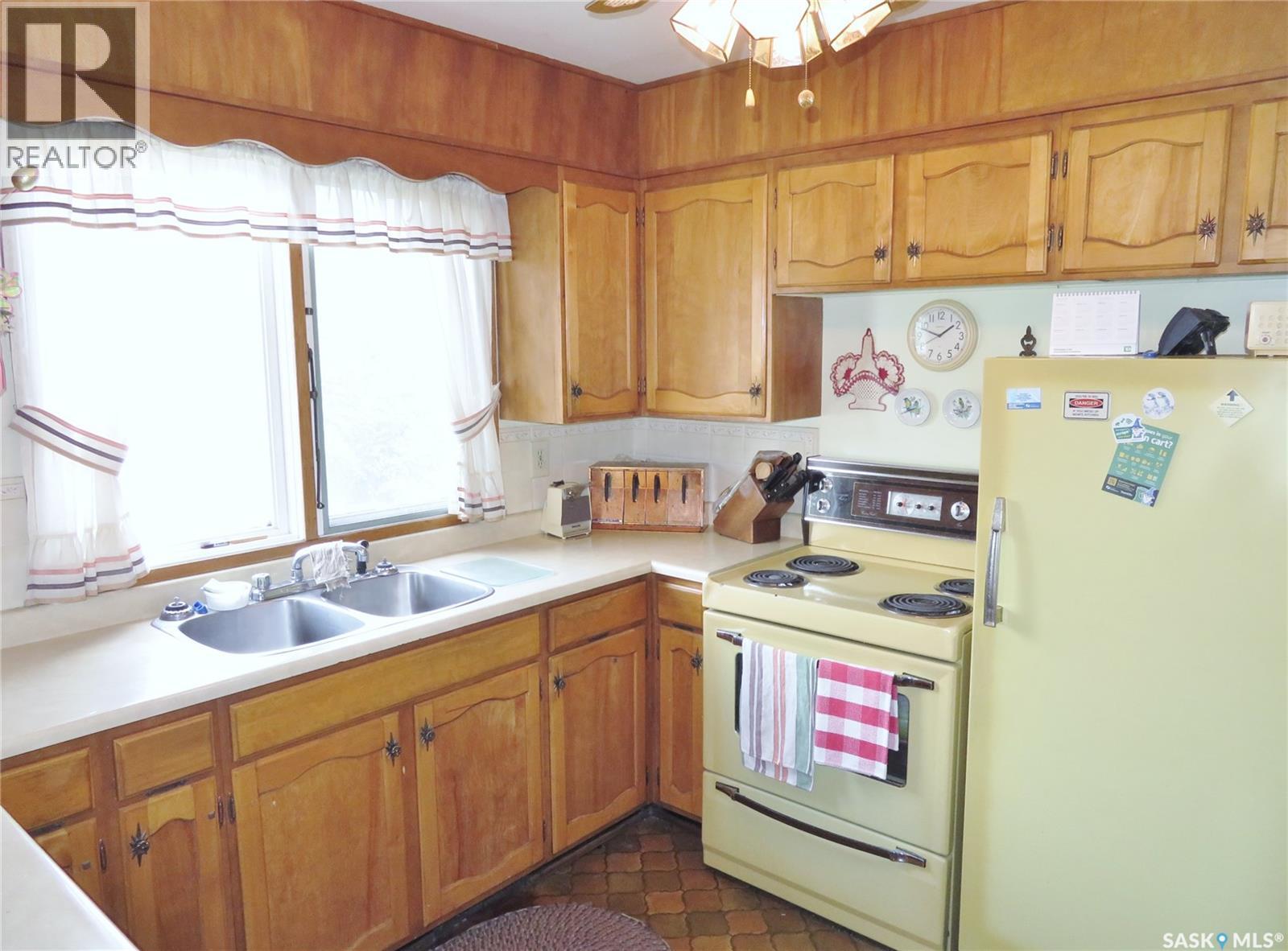 639 Acadia Drive, Saskatoon, SK - Indoor Photo Showing Kitchen With Double Sink