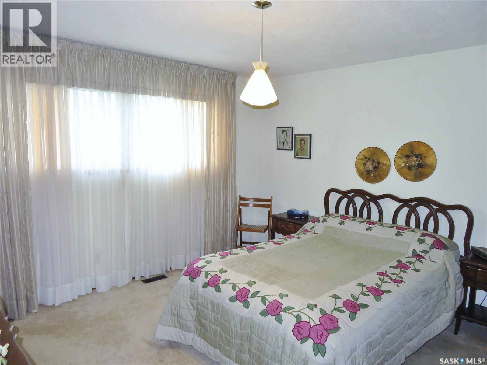639 Acadia Drive, Saskatoon, SK - Indoor Photo Showing Bedroom
