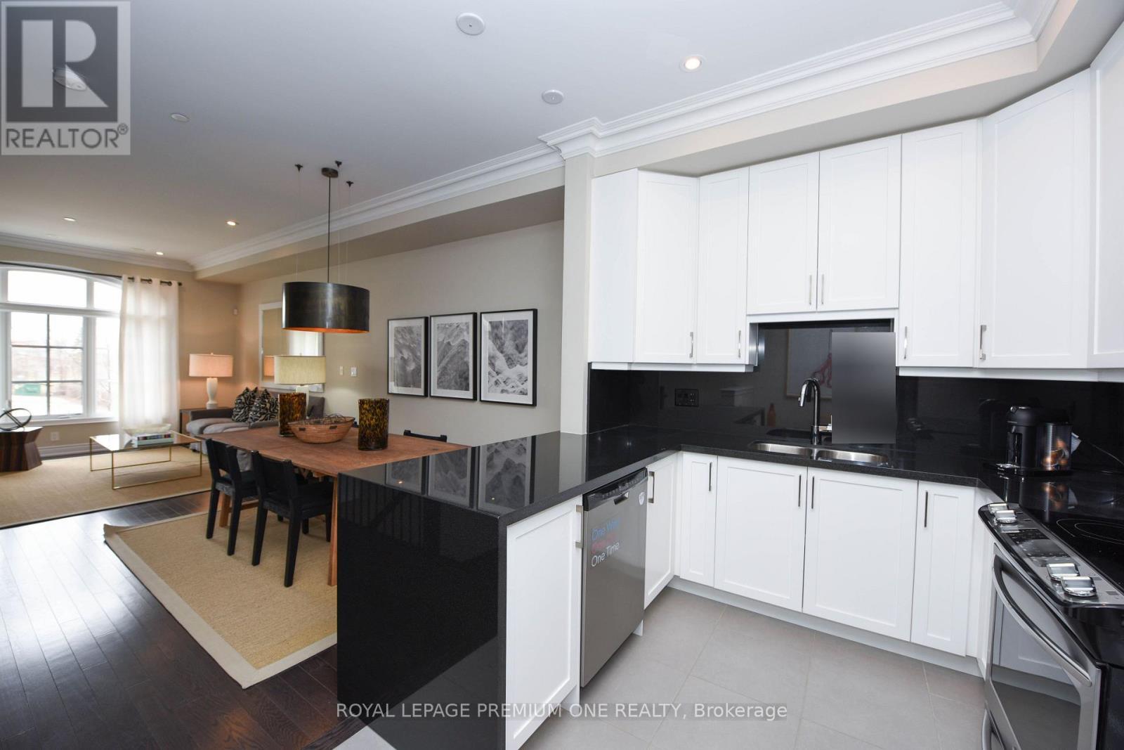 6A Acorn Avenue, Toronto, ON - Indoor Photo Showing Kitchen With Double Sink With Upgraded Kitchen