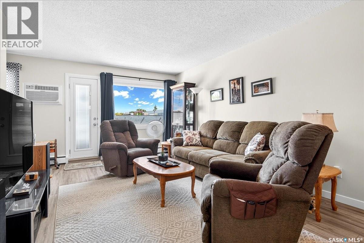 17 4505 Rae Street, Regina, SK - Indoor Photo Showing Living Room