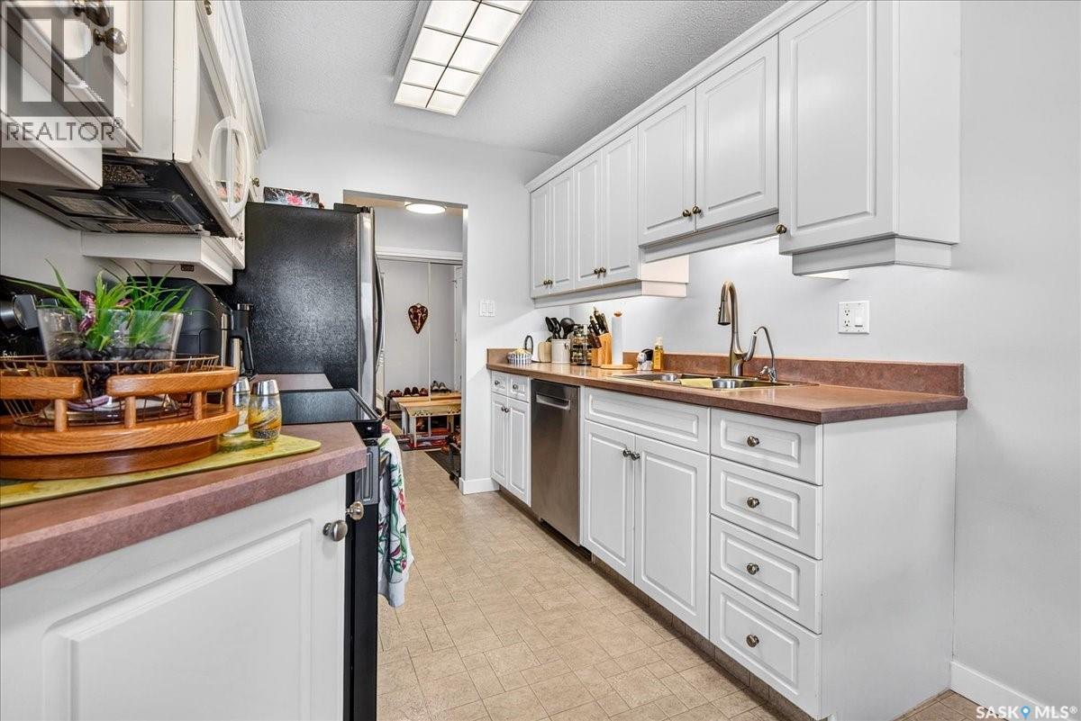 17 4505 Rae Street, Regina, SK - Indoor Photo Showing Kitchen With Double Sink