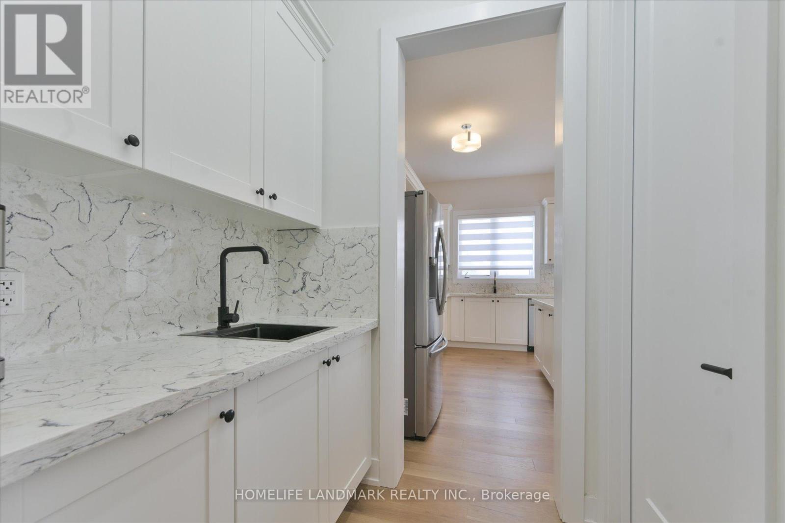 108 Pine Hill Crescent E, Aurora, ON - Indoor Photo Showing Kitchen
