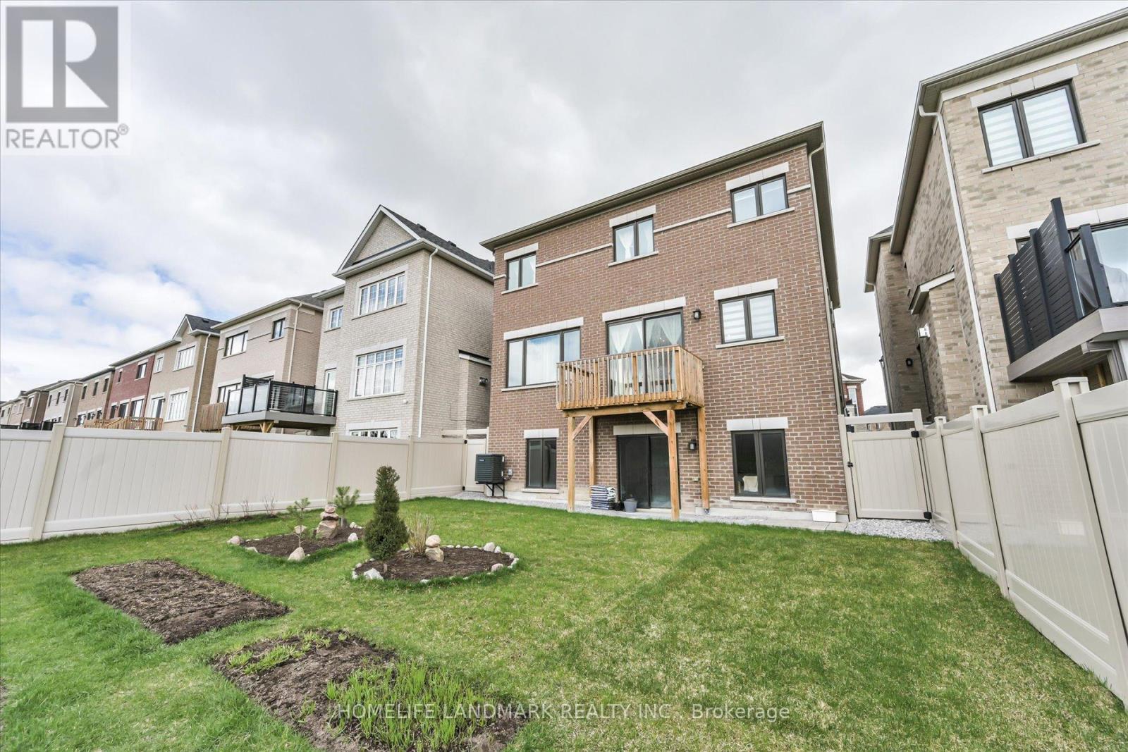 B 4 - 108 Pine Hill Crescent E, Aurora, ON - Outdoor