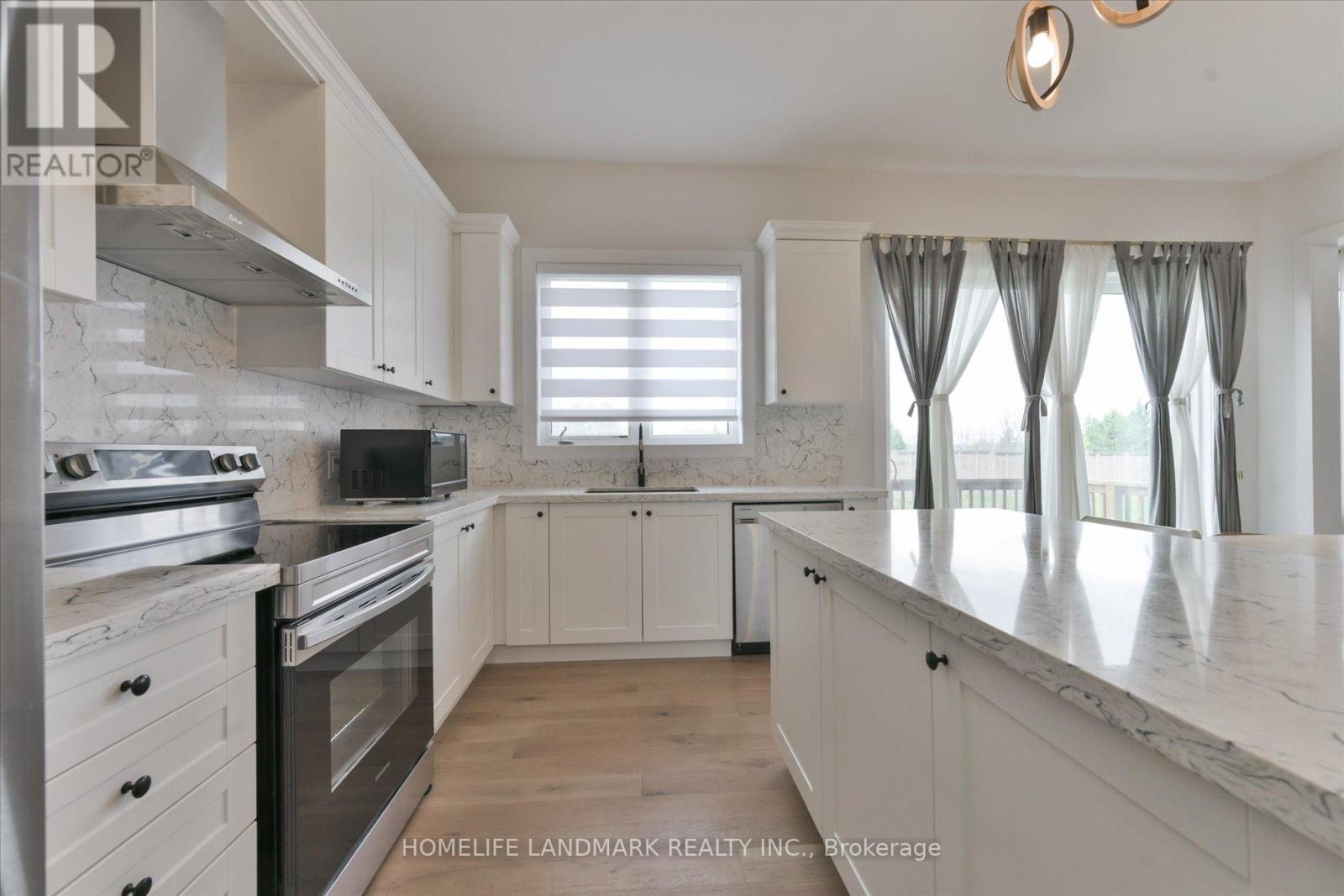 Kitchen 4 - 108 Pine Hill Crescent E, Aurora, ON - Indoor Photo Showing Kitchen With Upgraded Kitchen