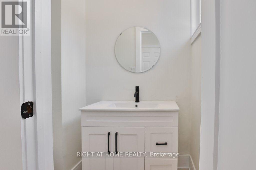 471 Country Club Crescent, Mississauga, ON - Indoor Photo Showing Bathroom