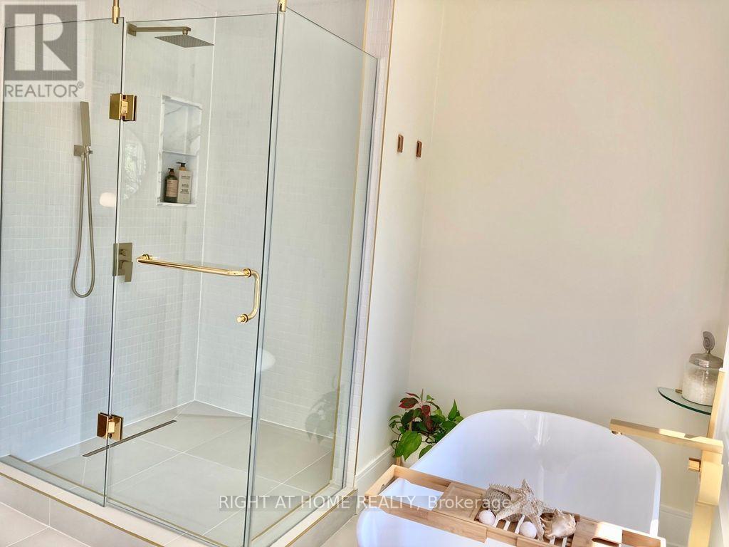 471 Country Club Crescent, Mississauga, ON - Indoor Photo Showing Bathroom