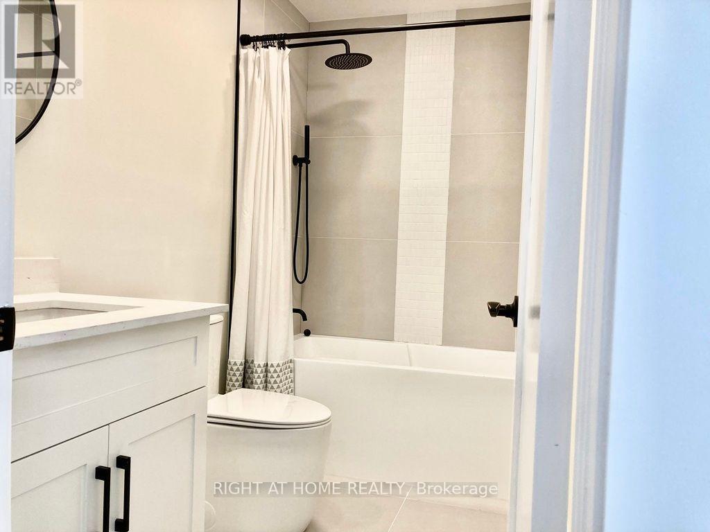 471 Country Club Crescent, Mississauga, ON - Indoor Photo Showing Bathroom